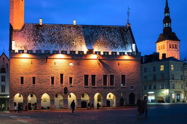 Tallinn, Estonia - 27 febbraio 2017: Municipio nella città vecchia di Tallinn, Estonia in inverno. Illuminato di notte