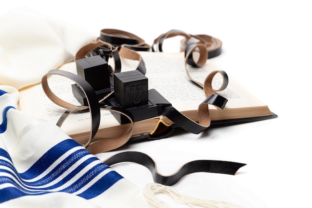 tallit e tefillin e libro sul tavolo bianco