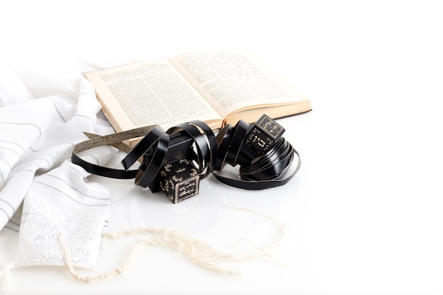 Tallit e tefillin e Tora prenotano su sfondo bianco