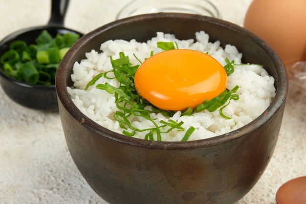 tamago kake gohan o riso caldo giapponese con un uovo crudo