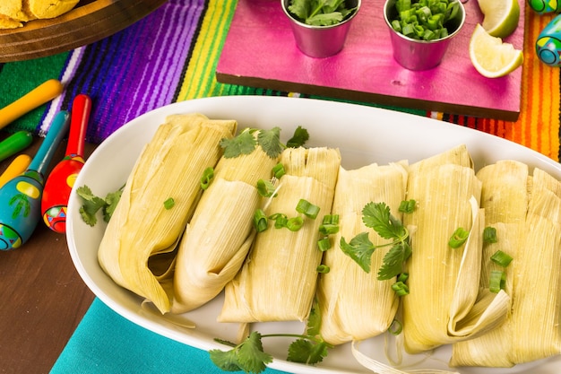 Tamales fatti in casa sul piatto da portata sul tavolo della festa.