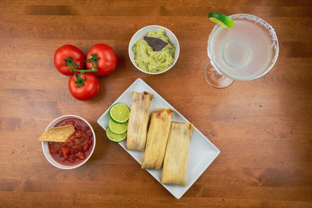 Tamales messicani tradizionali e salsa