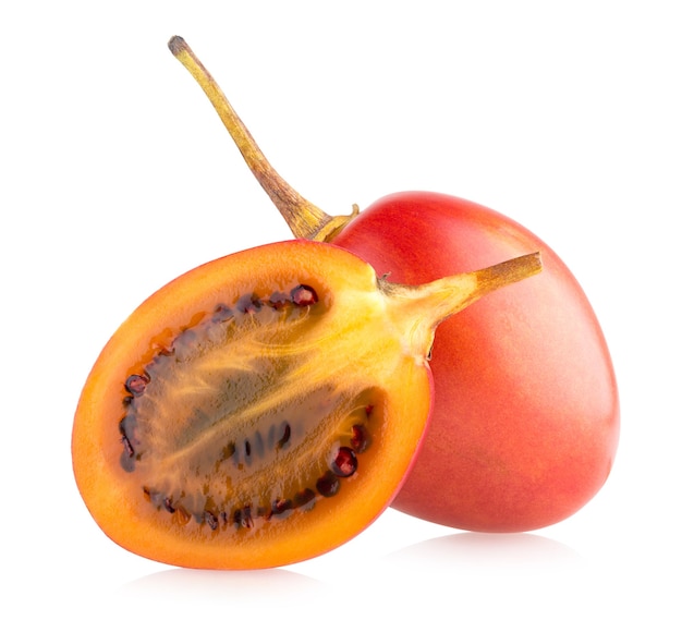 Tamarillo fresco isolato su sfondo bianco