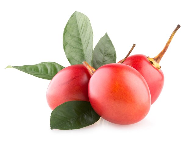 Tamarillo maturi isolati su sfondo bianco