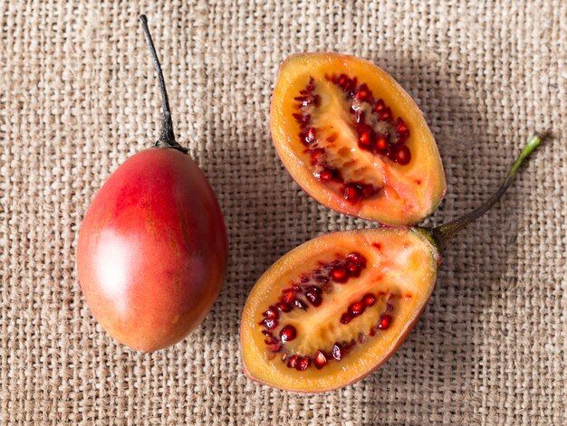 Tamarillo maturo sullo sfondo della tela da imballaggio