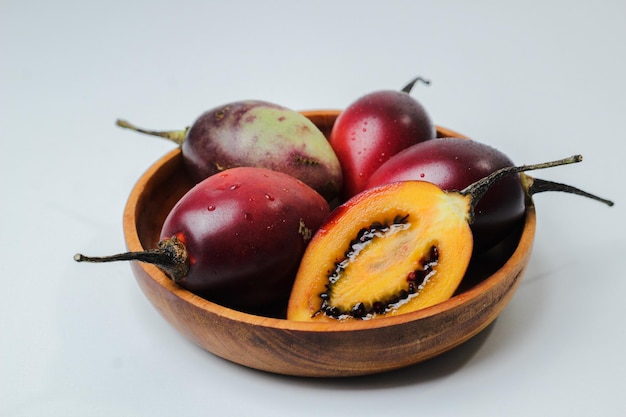 Tamarillo o melanzana olandese con il nome latino Solanum betaceum.