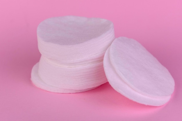 Tamponi di cotone per rimuovere il trucco su uno sfondo rosa