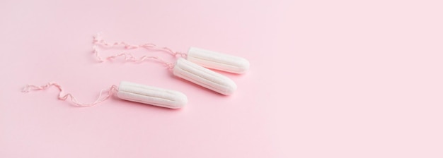 Tamponi mestruali su sfondo rosa Tempo mestruale Igiene e protezione per la donna