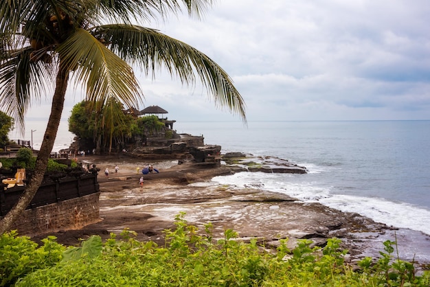 Tanah lot tempio indù visto da una palma sull'isola di Bali Indonesia