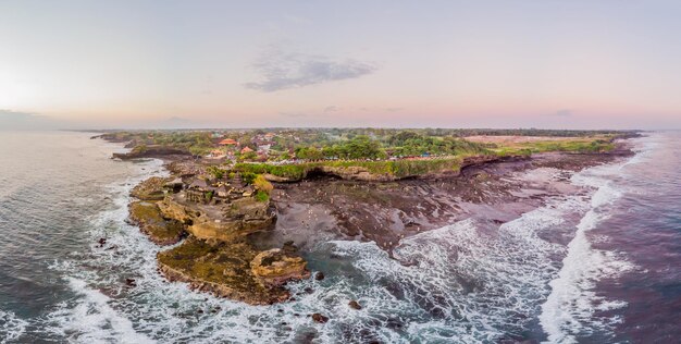 Tanah Lot - Tempio nell'Oceano. Bali, Indonesia. Foto dal drone. Panorama, Banner, Formato lungo