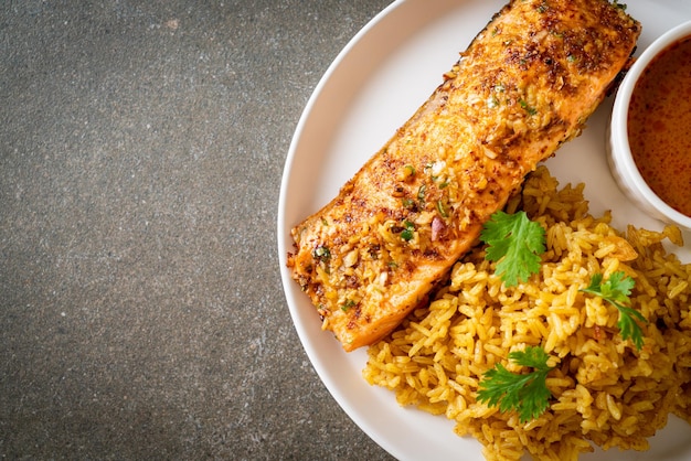 tandoori di salmone scottato in padella con riso masala - stile di cibo musulmano