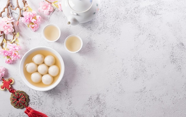 Tang Yuan (polpette di gnocchi dolci), una cucina tradizionale di metà autunno, Dongzhi (solstizio d'inverno) e capodanno cinese. I caratteri cinesi FU nell'articolo si riferiscono a fortuna, ricchezza, flusso di denaro.