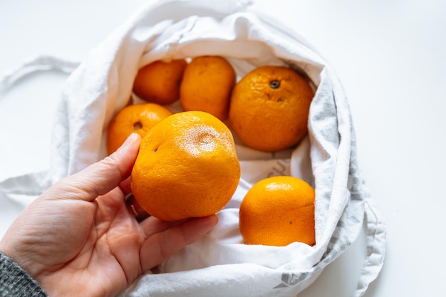 Tangerine in sacchetto di tessuto