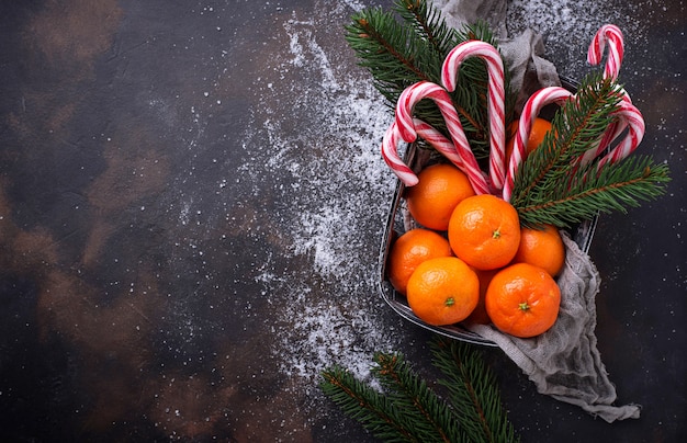 Tangerini e zucchero filato. Sfondo di Natale