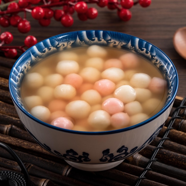 Tangyuan rosso e bianco con zuppa di sciroppo