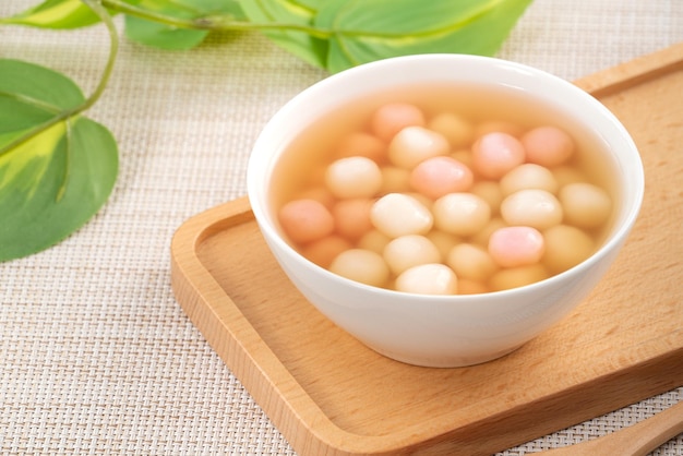 Tangyuan rosso e bianco con zuppa di sciroppo