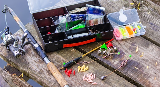 Tante esche colorate per la pesca sul pontile in legno