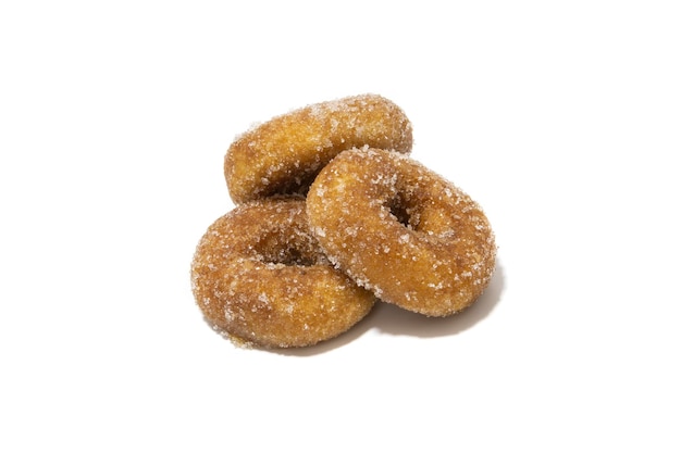 Tante rosquillas, tipiche ciambelle spagnole. Isolato su sfondo bianco. Concetto di cibo spagnolo.