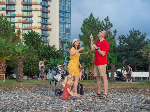 Tanti aquiloni nel cielo Festival degli aquiloni Giocattoli colorati La famiglia fa volare un aquilone Bellezza nel cielo Divertimento per il tempo libero Tempo ventoso