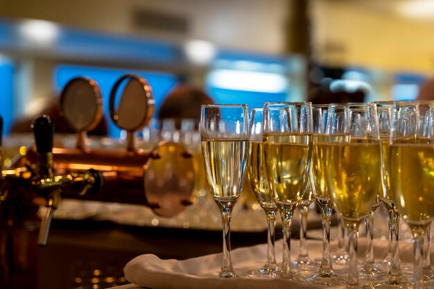 Tanti bei bicchieri di champagne durante una festa sul tavolo