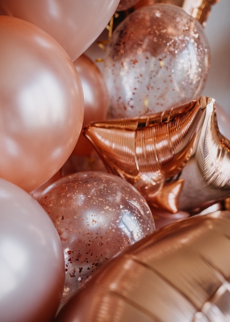 Tanti palloncini rosa luccicanti con l'elio