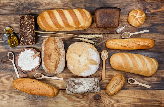 Tantissimo pane fresco fatto in casa sul tavolo