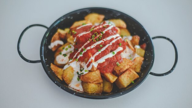 Tapa spagnola tipica di patate e salsa piccante