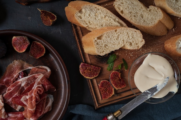 Tapas con prosciutto e crema di formaggio.