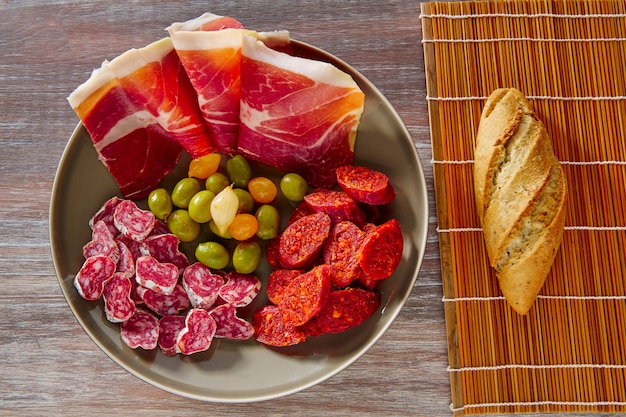 Tapas di Spagna con salsicce di olive al prosciutto