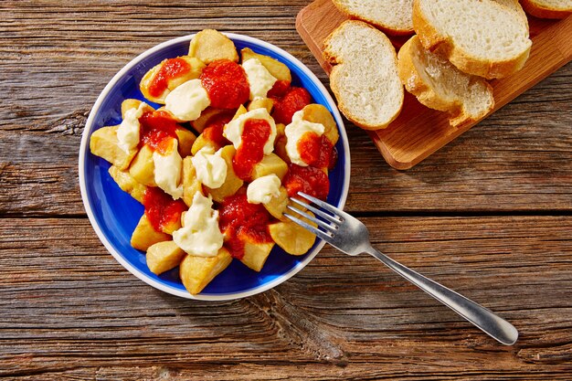 Tapas Patatas Bravas patate fritte con pomodoro