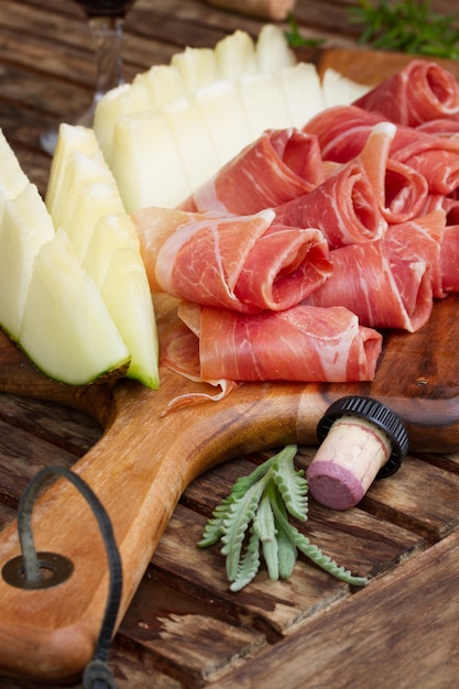 Tapas spagnole - fette di prosciutto di maiale stagionato jamon con melone