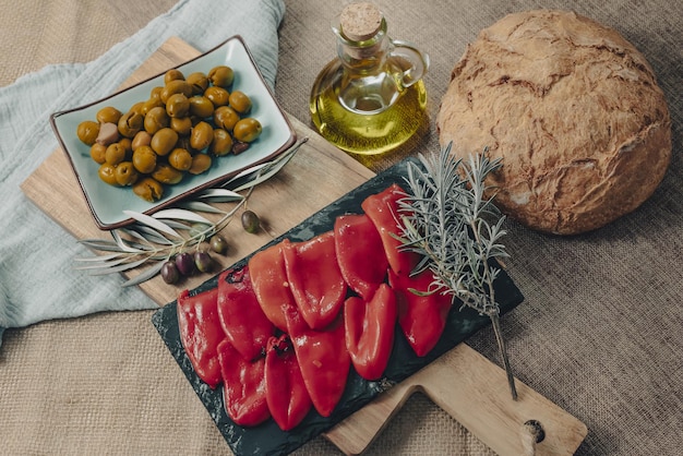 Tapas su pane croccante - Selezione di tapas spagnole servite su una baguette affettata.