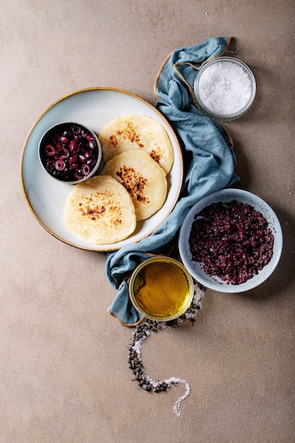 Tapenade alle olive con pane fatto in casa