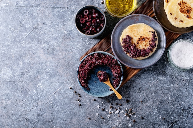 Tapenade alle olive con pane fatto in casa