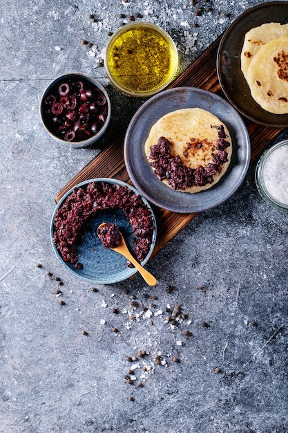 Tapenade alle olive con pane fatto in casa