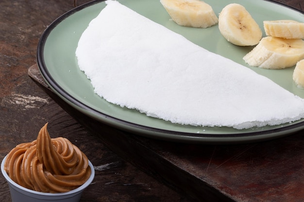 Tapioca brasiliana servita con banana e burro di arachidi