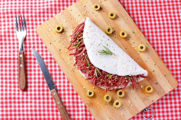 Tapioca o beiju ripieni di carne secca carne di manzo a scatti su un tavolo di legno rustico Cibo tipico brasiliano