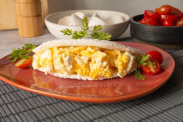 Tapioca Pancake con uova Cibo di manioca brasiliano in vista anteriore