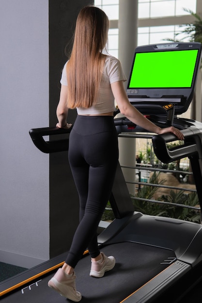 Tapis roulant donna al chiuso lunghezza giovane profilo completo esercizio femminile dal fitness attraente dalla salute per abbigliamento sportivo palestra corridore bella uomo cura gruppo amici