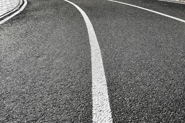 Tapis roulant per biciclette con strisce divisorie bianche asfalto texture Il concetto di concorrenza