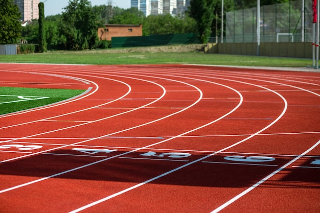 Tapis roulant rosso allo stadio con la numerazione