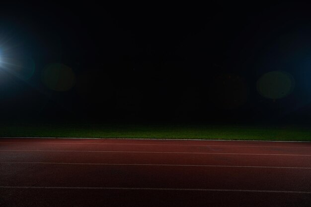 Tapis roulant rosso della pista di atletica allo stadio con la numerazione.