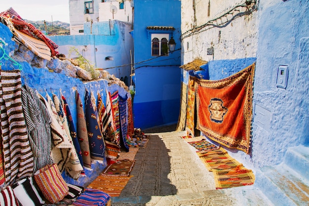 Tappeti tradizionali sulla strada blu Chefchaouen.