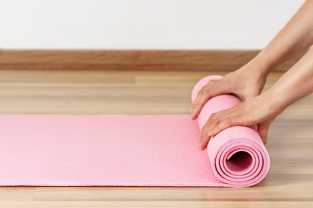 Tappetino da ginnastica per donna in soggiorno Allenamento yoga o fitness a casa
