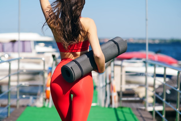 Tappetino sportivo per ragazza per praticare lo yoga