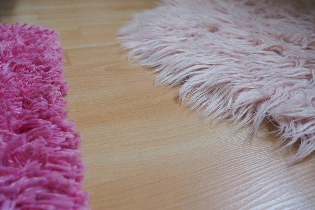 Tappeto a pelo lungo in rosa su pavimento in laminato beige Interni femminili per una stanza o camera da letto di una ragazza o una donna Interior design nei toni del rosa Il pavimento è in laminato Il ruolo degli acari della polvere nelle allergie