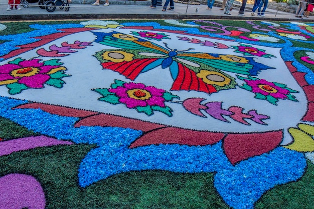 Tappeto di petali e fiori per la celebrazione del Corpus Domini