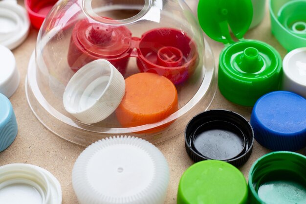 Tappi di bottiglia di plastica colorati e coperchio in vetro plastica