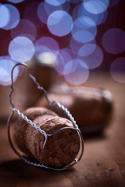 Tappi di champagne su tavola di legno