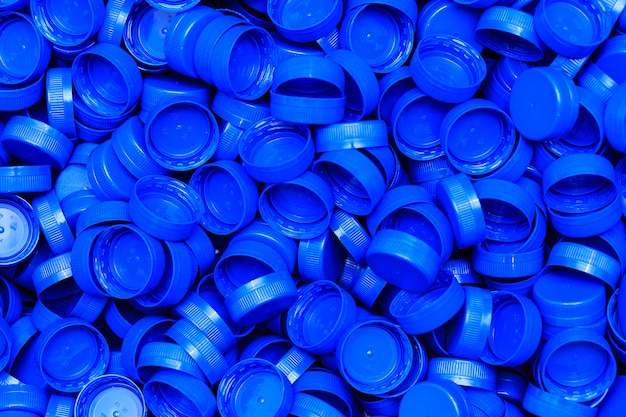 Tappi di plastica blu intagliati per intasare i contenitori di liquidi di plastica